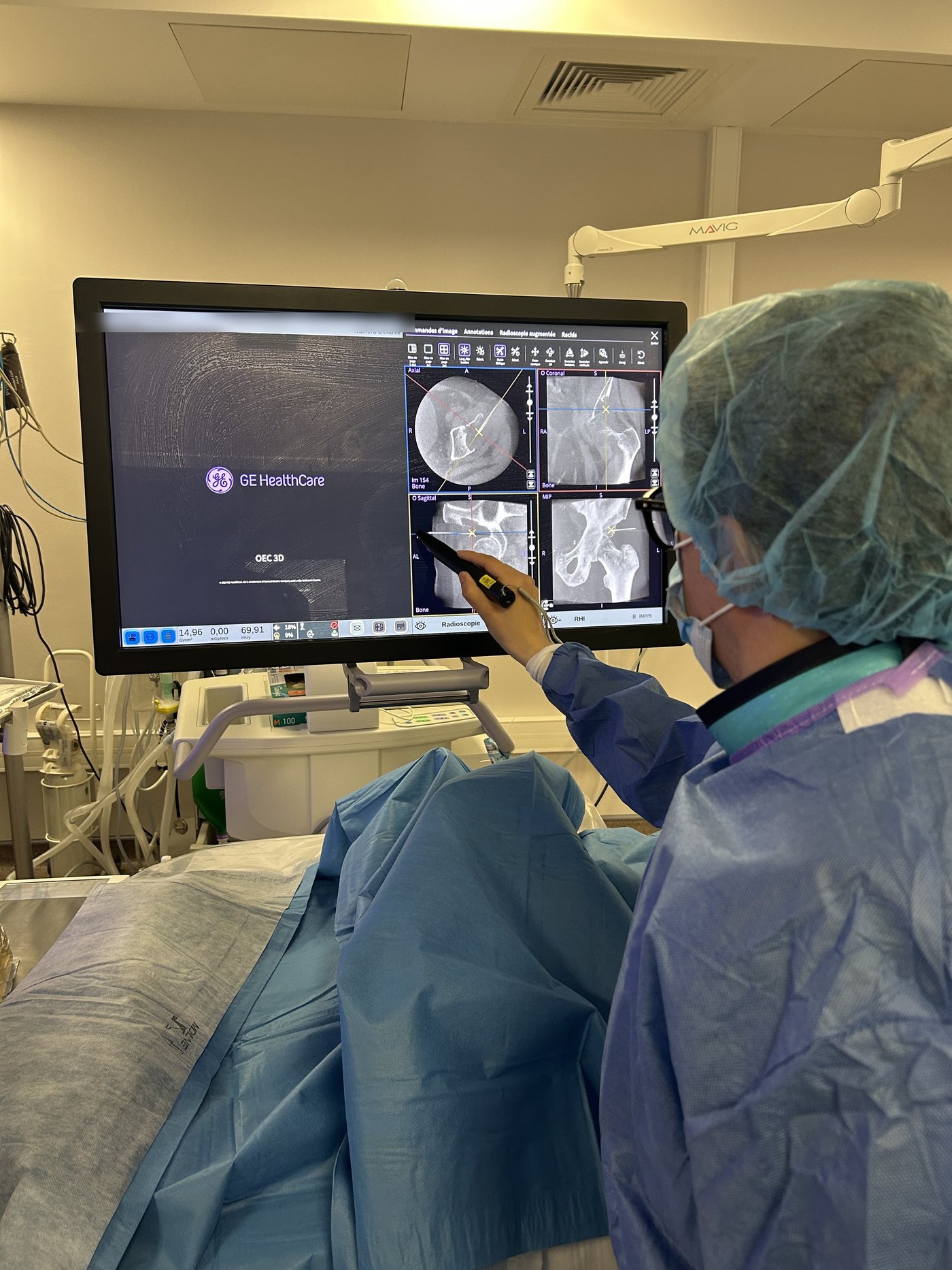 Praticien analysant la navigation 3D augmentée avant un geste de radiologie interventionnelle